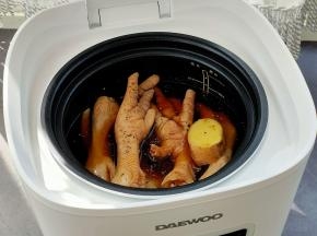 把内胆放入锅中。