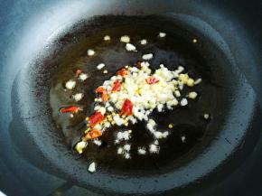 起锅热油，油热下入花椒粒、辣椒、姜蒜米炒出香味。