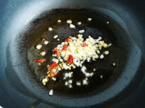 起锅热油，油热下入花椒粒、辣椒、姜蒜米炒出香味。
