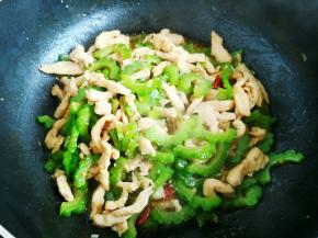 八成熟时下入苦瓜片，加点盐调味（我口味淡，没放），翻炒均匀，熟后出锅。