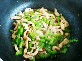 八成熟时下入苦瓜片，加点盐调味（我口味淡，没放），翻炒均匀，熟后出锅。