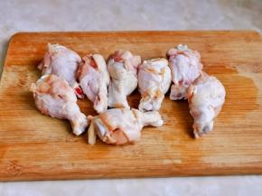 首先将几根冷水泡30分钟，将血水泡出来，再淋干水分，厨房用纸擦干，再每个鸡腿上划两刀。