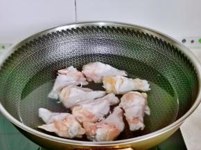 冷水下锅焯水，大火烧开后煮2分钟捞出，冷水反复冲洗，将鸡腿上的杂质冲洗干净。