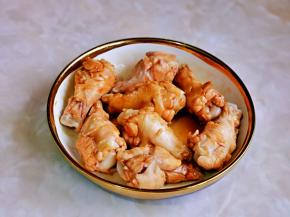 戴上食品手套抓拌均匀。