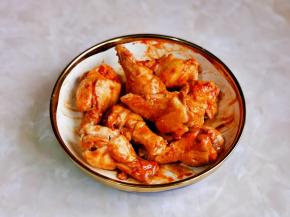 戴上食品手套，轻轻按摩鸡腿，使每个鸡腿都吸收到调味料，盖上盖子腌制30分钟以上，时间充足的话，可以适当多腌制一会儿，时间长点更入味。