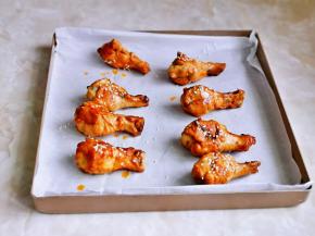 取出刷上一层橄榄油，撒上白芝麻，再烤10分钟即可。