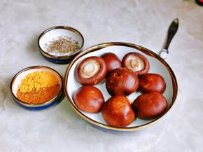 准备食材及调味料，香菇冲洗。