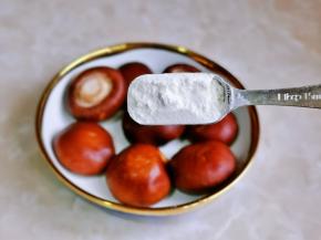 香菇装盘加入面粉