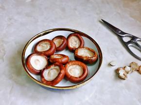 去掉香菇的根，可以借助食品剪刀将根剪掉。