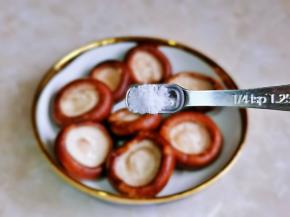 再撒上食用盐，不要太多。