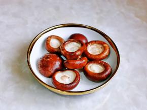 抓拌均匀腌制10分钟。