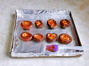 把调味汁刷在香菇的正反面。