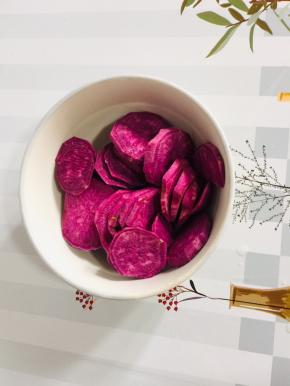 紫薯削皮洗净切成薄片，放入碗中备用！