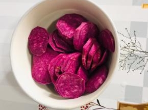 紫薯削皮洗净切成薄片，放入碗中备用！