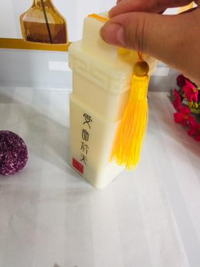 向下按压一下，再向上提模具，就可以很轻松的脱模了！