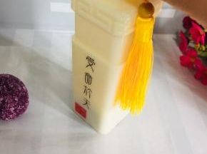 向下按压一下，再向上提模具，就可以很轻松的脱模了！