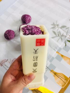 取一个紫薯球放入法焙客月饼模具中！