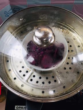 水开放入蒸锅中大火蒸20分钟紫薯就蒸熟了！