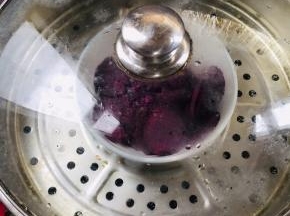 水开放入蒸锅中大火蒸20分钟紫薯就蒸熟了！