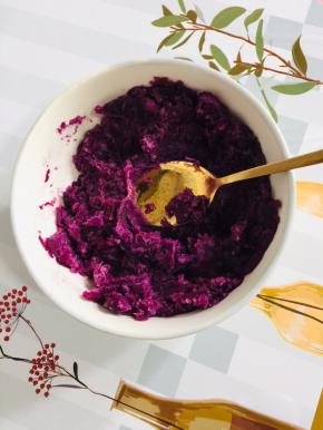 取出，趁热用勺子把紫薯按压成泥！