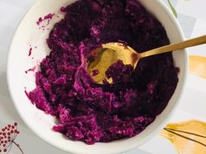 取出，趁热用勺子把紫薯按压成泥！