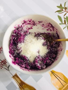 加入30克的椰蓉搅拌均匀！没有椰蓉也可以用奶粉来代替！