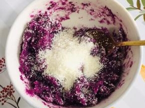 加入30克的椰蓉搅拌均匀！没有椰蓉也可以用奶粉来代替！