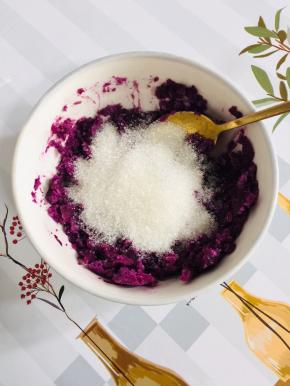 放入两勺白糖搅拌均匀！（可以根据自己的口味适当调整糖的用量！）