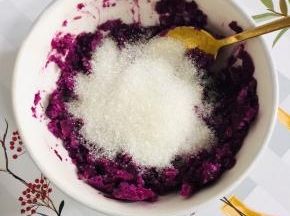 放入两勺白糖搅拌均匀！（可以根据自己的口味适当调整糖的用量！）