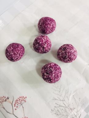 称重50克一个，戴上手套，揉成光滑的圆球形状！