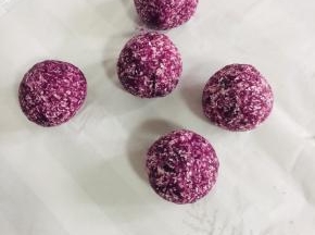 称重50克一个，戴上手套，揉成光滑的圆球形状！