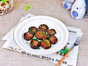 取出装盘，撒上葱花。