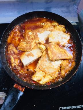 倒入鸡蛋豆腐小火慢炖2分钟至汤汁浓稠！