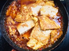 倒入鸡蛋豆腐小火慢炖2分钟至汤汁浓稠！
