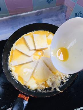 把剩下的蛋液倒入豆腐上！