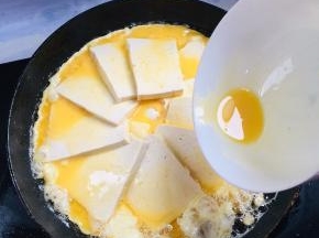 把剩下的蛋液倒入豆腐上！