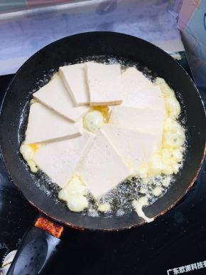 起锅烧油，倒入豆腐中小火慢煎！
