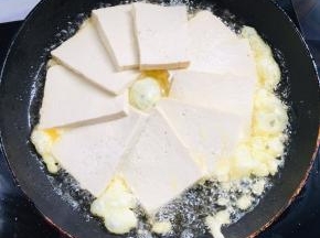 起锅烧油，倒入豆腐中小火慢煎！