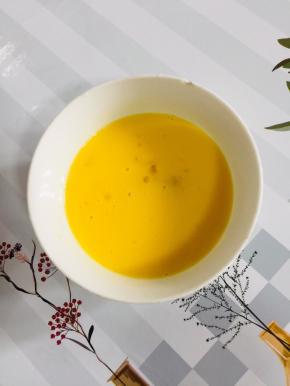 鸡蛋打散备用！