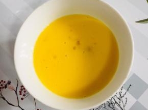 鸡蛋打散备用！