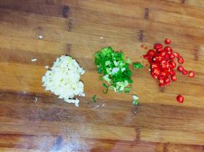 蒜瓣拍碎切成末，红尖椒切成小圈，葱切成葱花备用！