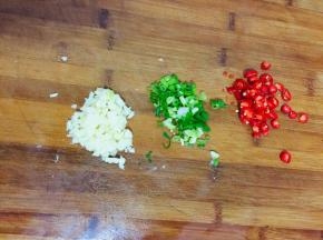 蒜瓣拍碎切成末，红尖椒切成小圈，葱切成葱花备用！