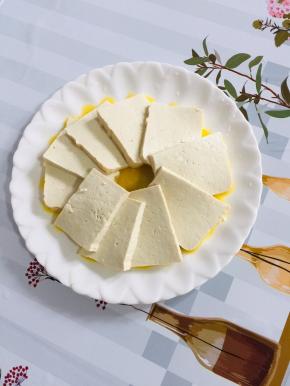 豆腐切块，均匀的码在盘子里！