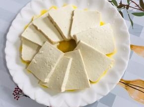 豆腐切块，均匀的码在盘子里！