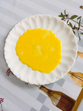 找一个平盘，倒入少许的蛋液！