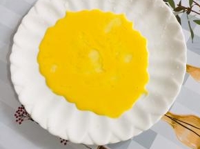 找一个平盘，倒入少许的蛋液！