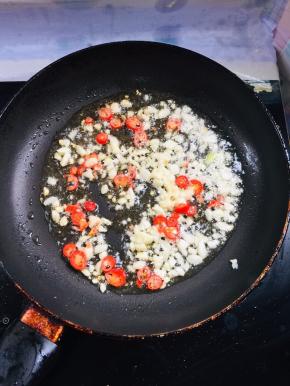 起锅烧油，放入蒜末，红尖椒圈爆香！