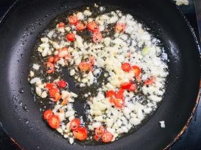 起锅烧油，放入蒜末，红尖椒圈爆香！