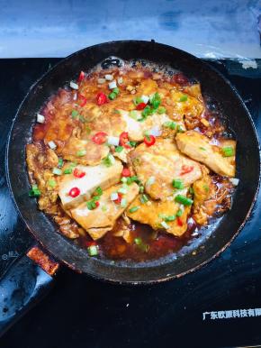 起锅前放入适量的红尖椒和葱花点缀一下即可！