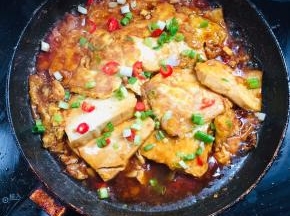 起锅前放入适量的红尖椒和葱花点缀一下即可！